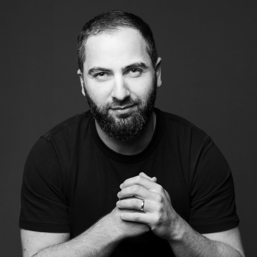 Portrait d’Axel Abidh, réalisateur vidéo événementiel freelance à Paris